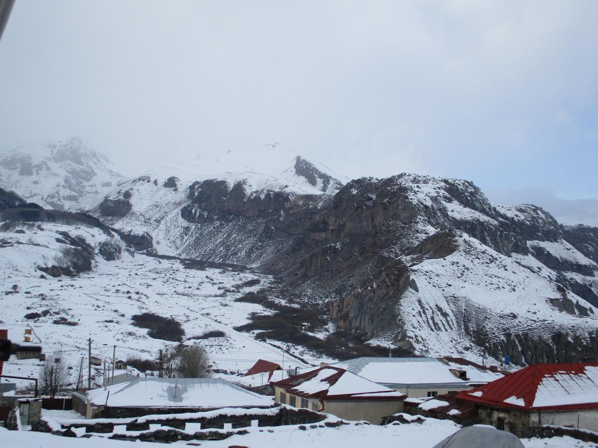 The White House Hotel Kazbegi Eksteriør billede